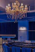 블루 벨벳과 골드 샹들리에의 럭셔리 홀덤라운지